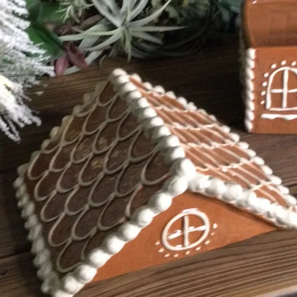 Pottery Barn Whimsical Lidded Holiday Gingerbread House Stoneware Cookie Jar BN - Picture 13 of 16